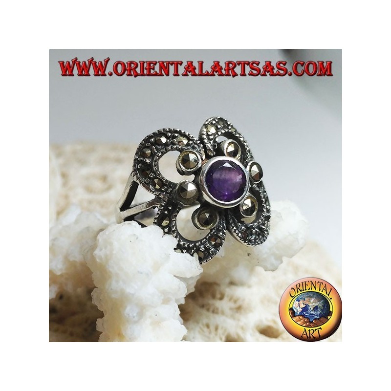 Anillo de plata con amatista redonda natural rodeada de marcasitas en forma de círculo.