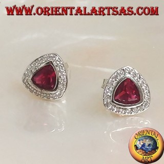 Pendientes con lóbulos plateados con granate triangular redondeado rodeado de circonitas