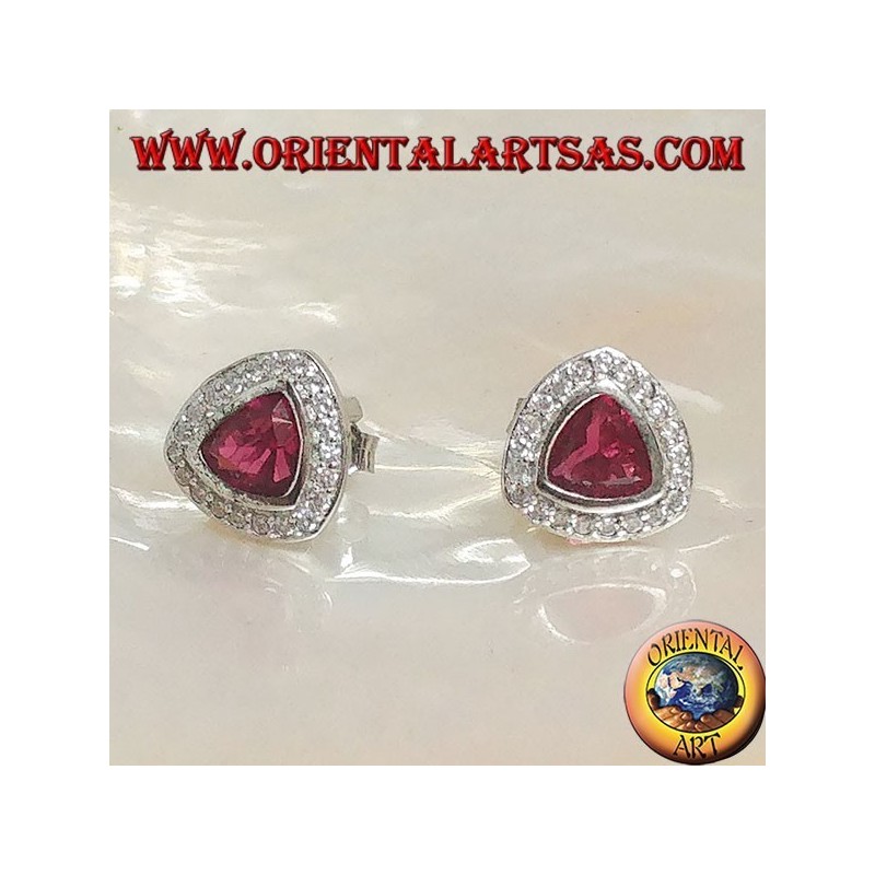 Pendientes con lóbulos plateados con granate triangular redondeado rodeado de circonitas