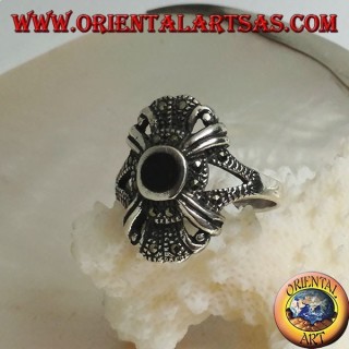 Bague en argent avec onyx rond sur un sertissage de style impérial parsemé de marcassite