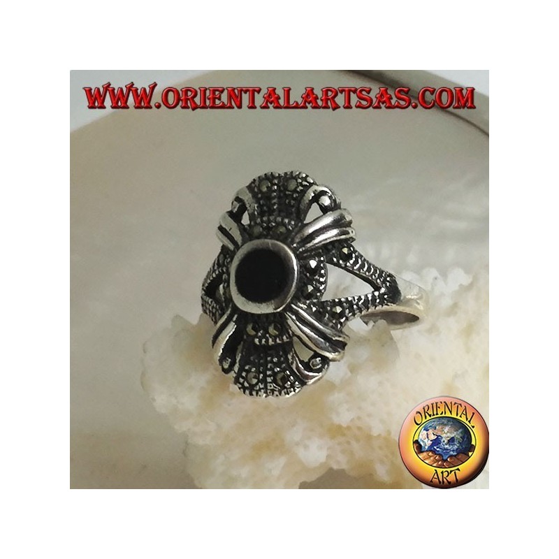 Bague en argent avec onyx rond sur un sertissage de style impérial parsemé de marcassite