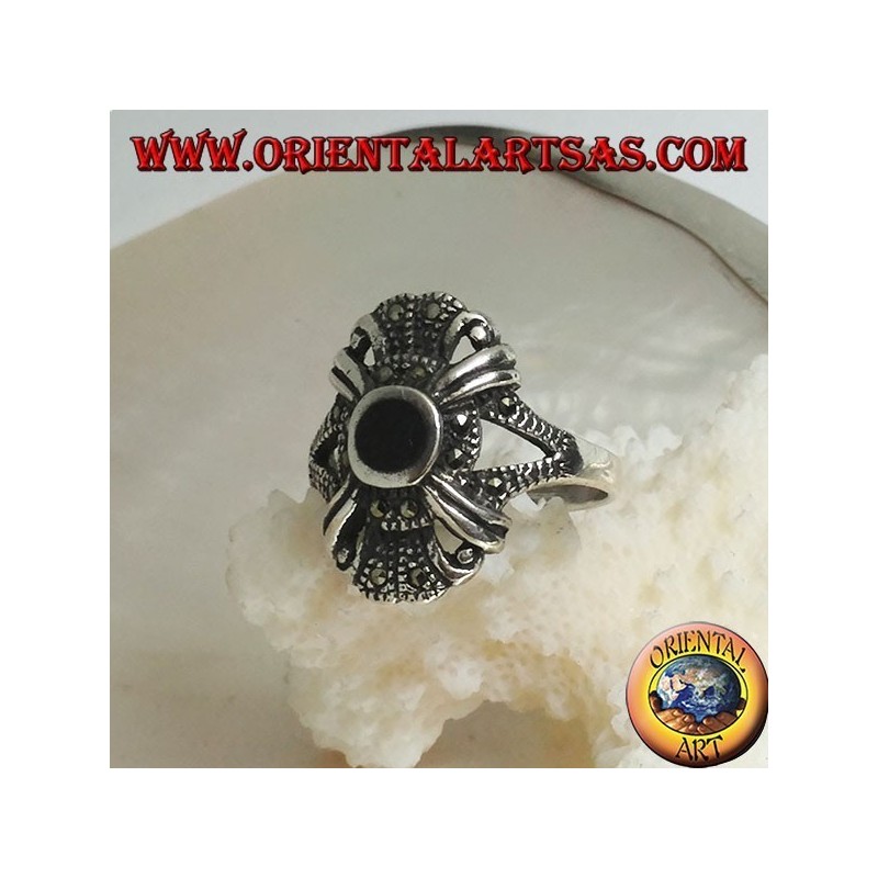 Bague en argent avec onyx rond sur un sertissage de style impérial parsemé de marcassite
