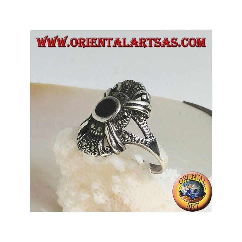 Bague en argent avec onyx rond sur un sertissage de style impérial parsemé de marcassite
