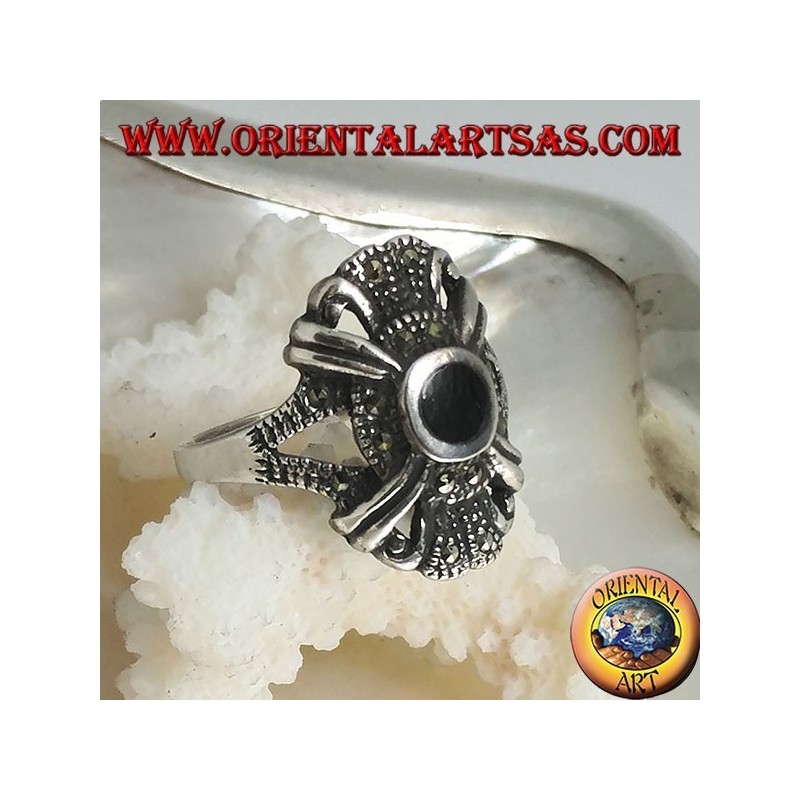 Anillo de plata con ónix redondo en una configuración de estilo imperial tachonado de marcasita