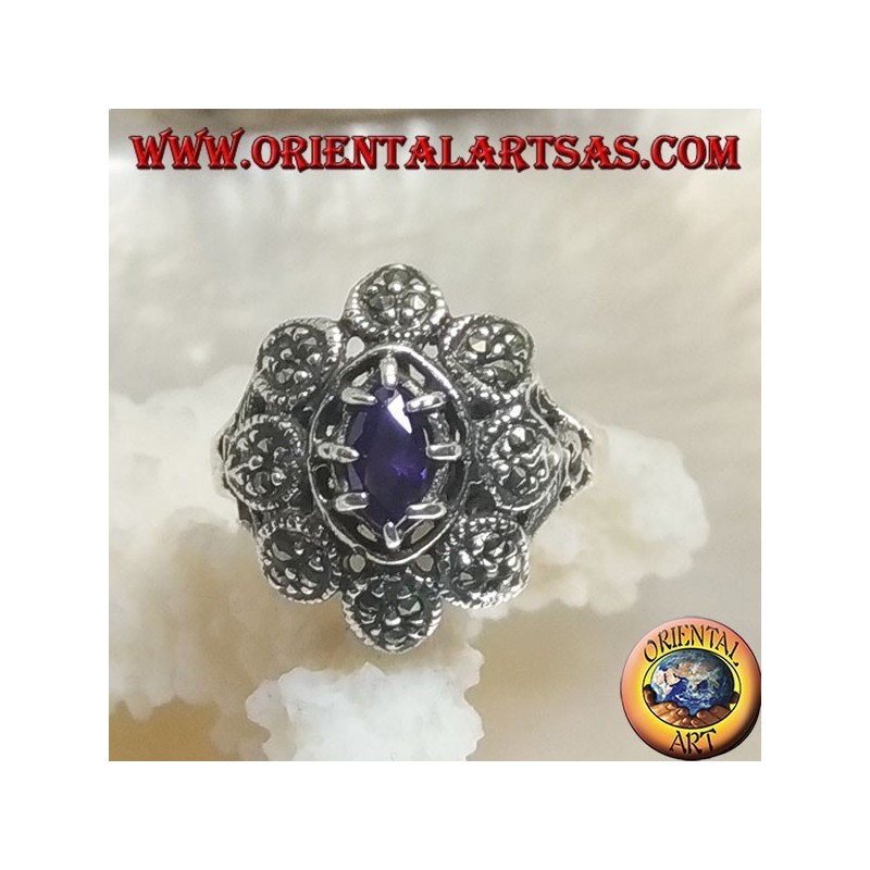 Silberner Blumenring mit zentralem Shuttle amethystfarbenem Zirkon und Markasitblättern