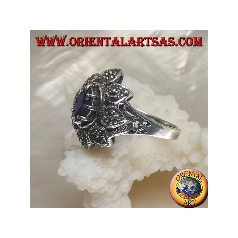 Silberner Blumenring mit zentralem Shuttle amethystfarbenem Zirkon und Markasitblättern