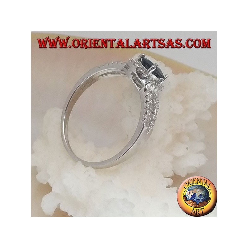 Anello in argento con zaffiro sintetico ovale incastonato contornato da zirconi e due linee laterali