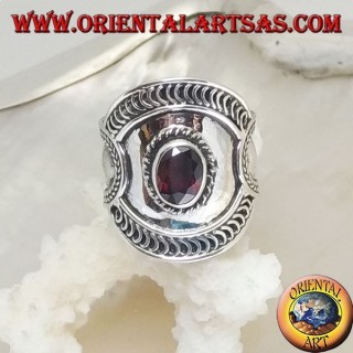 Anillo ancho de plata con granate ovalado y decoraciones étnicas mixtas, Bali