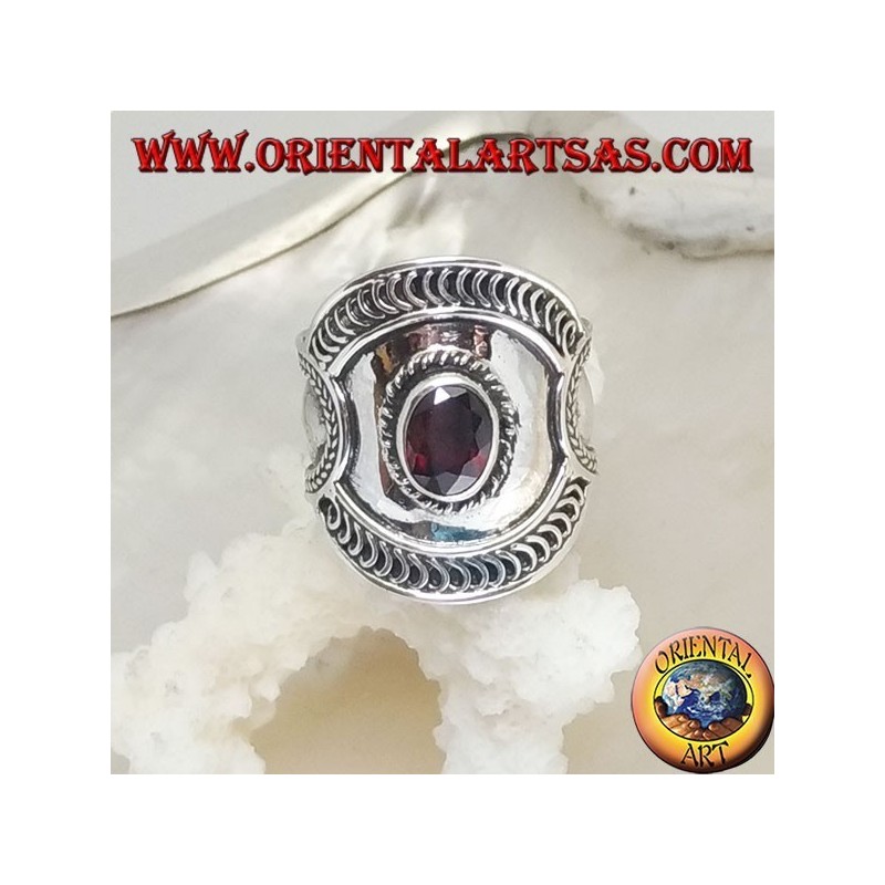 Anillo ancho de plata con granate ovalado y decoraciones étnicas mixtas, Bali