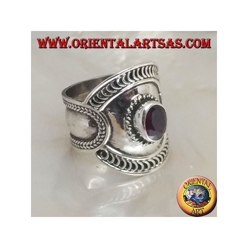 Anillo ancho de plata con granate ovalado y decoraciones étnicas mixtas, Bali