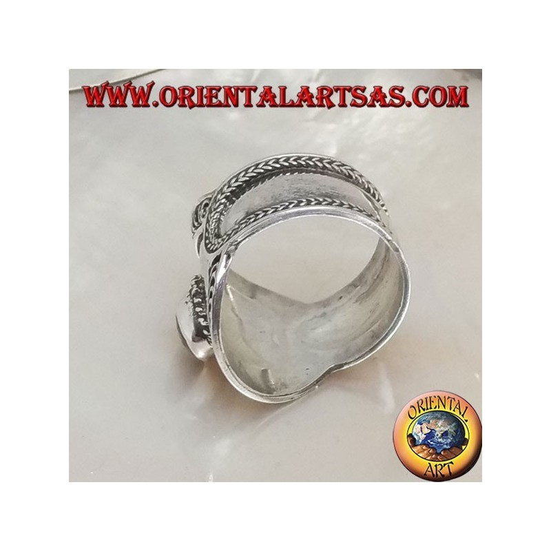 Anello in argento a fascia larga con granato ovale e decorazioni etniche miste , Bali