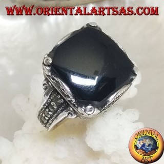 Anillo de plata con cabujón cuadrado de ónix en un marco ondulado y marcasita alrededor y a los lados