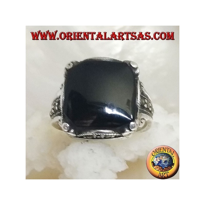 Bague en argent avec cabochon carré en onyx dans un cadre ondulé et marcassite autour et sur les côtés
