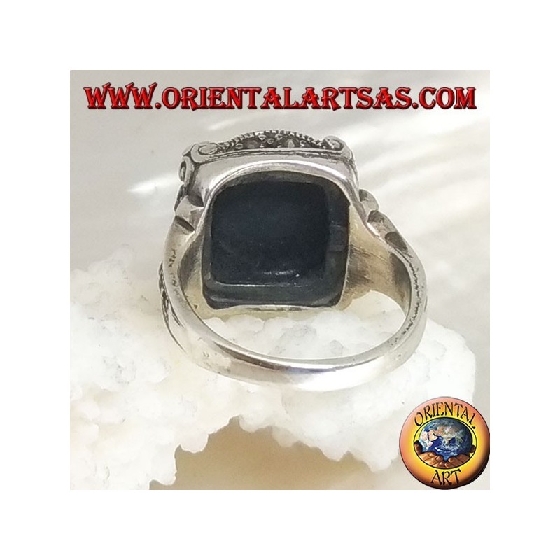 Bague en argent avec cabochon carré en onyx dans un cadre ondulé et marcassite autour et sur les côtés