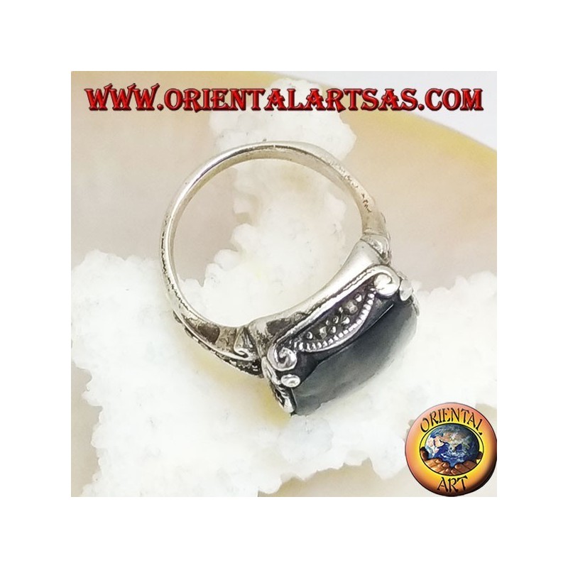 Silberring mit quadratischem Onyx-Cabochon in gewelltem Rahmen und Markasit um und an den Seiten