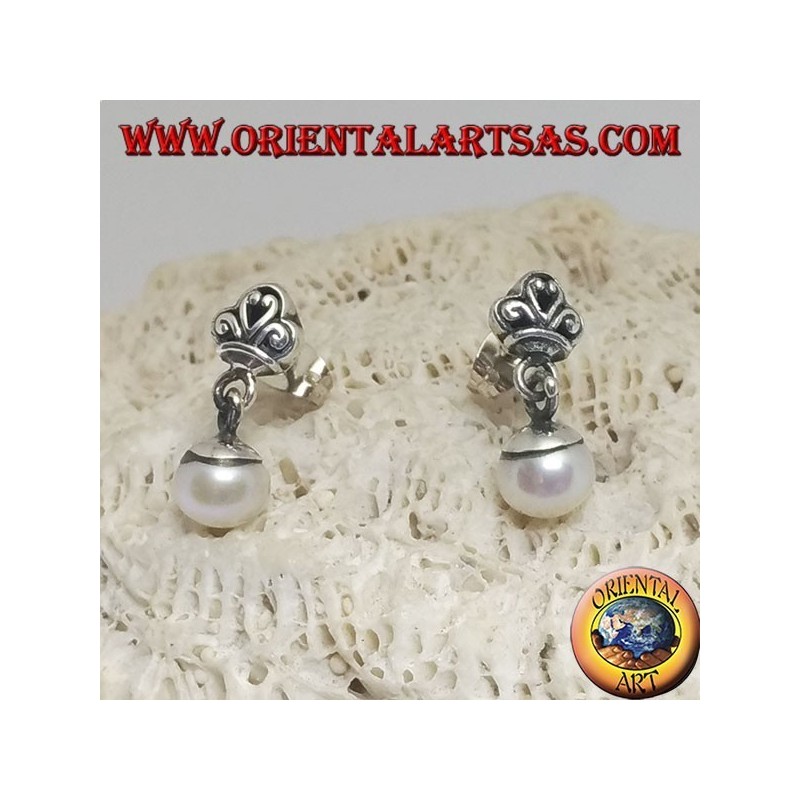 Pendientes con lóbulos plateados con corona y colgante blanco de perlas de agua dulce