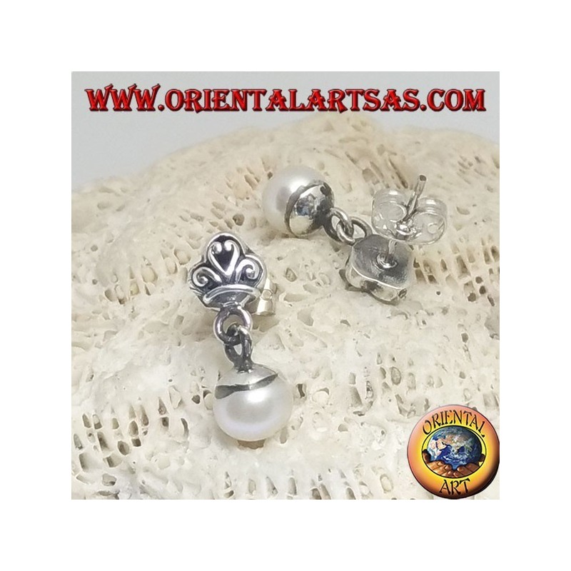 Pendientes con lóbulos plateados con corona y colgante blanco de perlas de agua dulce