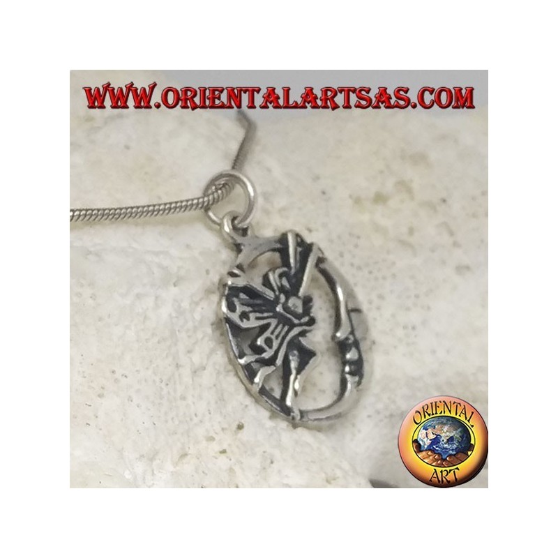 Pendentif en argent fée volant devant la lune dans le cercle