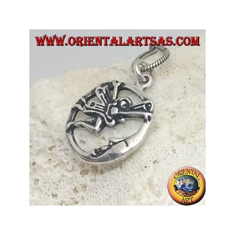 Pendentif en argent fée volant devant la lune dans le cercle