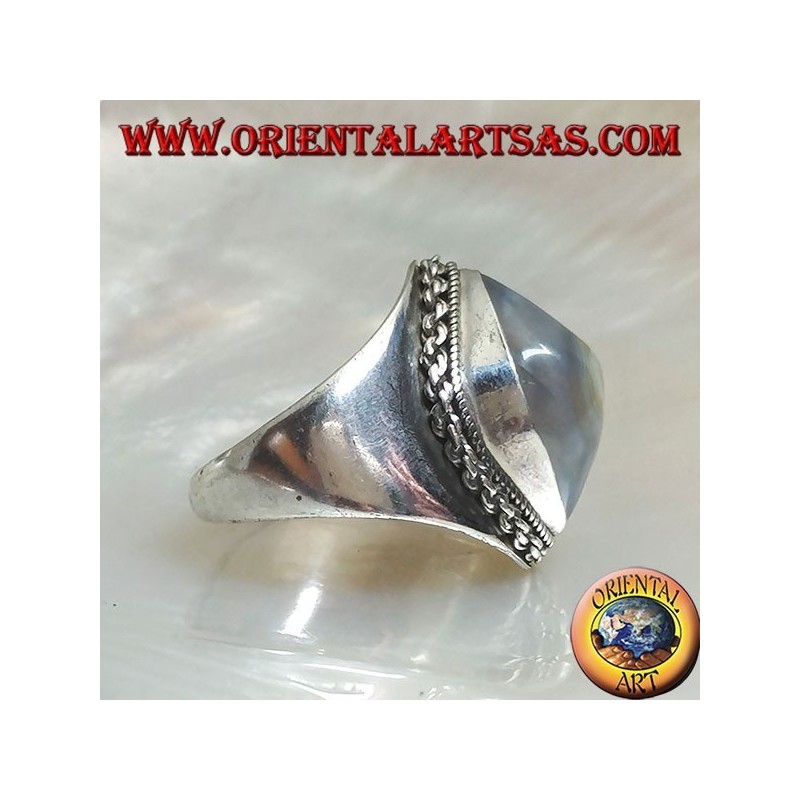 Anello in argento con agata occhio di Shiva chiaro e bordo a catena