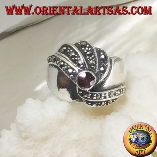 Anello in argento con granato tondo e file di marcassite a spirali concentriche