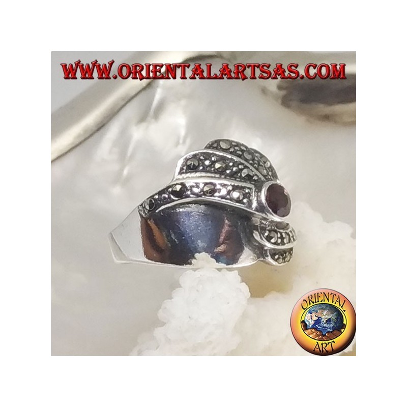 Anillo de plata con granate redondo y hileras de marcasita espirales concéntricas