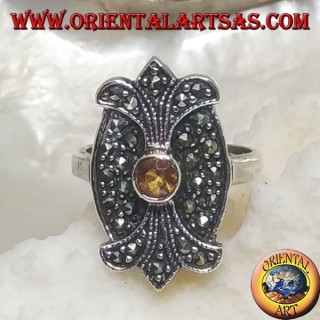 Anello in argento con topazio giallo tondo su scudo ovale con doppio giglio a specchio tempestato di marcassite