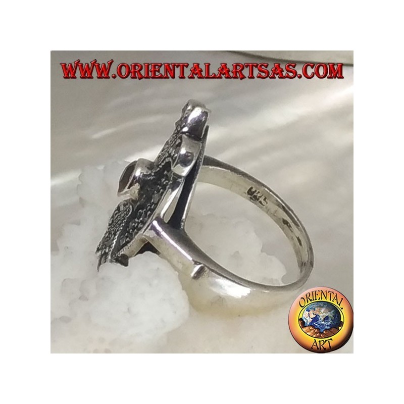 Anillo de plata con topacio amarillo redondo en un escudo ovalado con lirio de doble espejo con marcasita