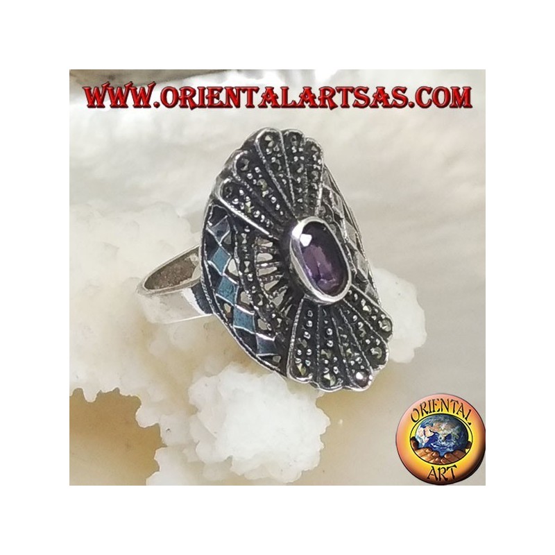 Anillo de plata con amatista natural ovalada en marco calado y abanico de doble espejo en marcasita