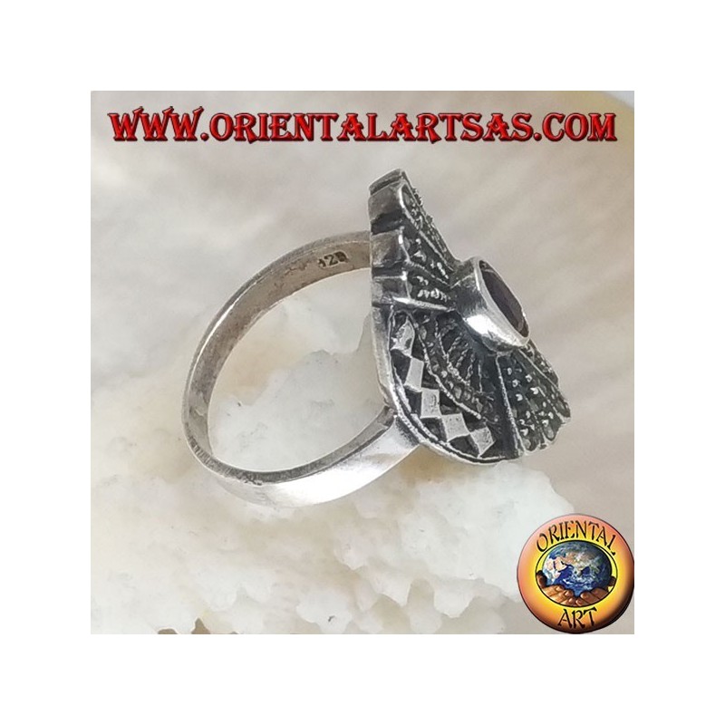 Anillo de plata con amatista natural ovalada en marco calado y abanico de doble espejo en marcasita