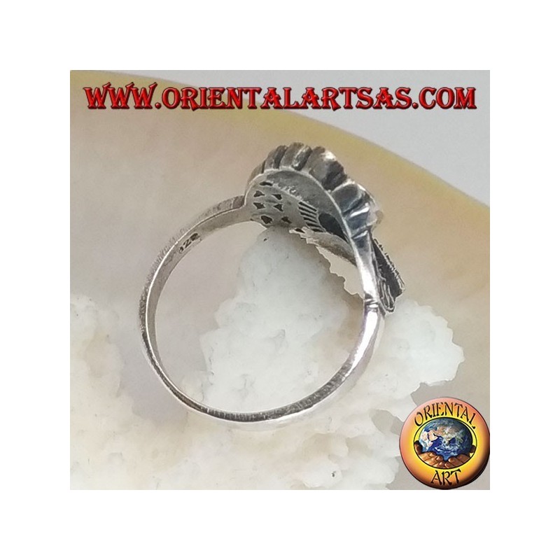 Bague en argent avec améthyste naturelle ovale sur cadre ajouré et éventail à double miroir en marcassite