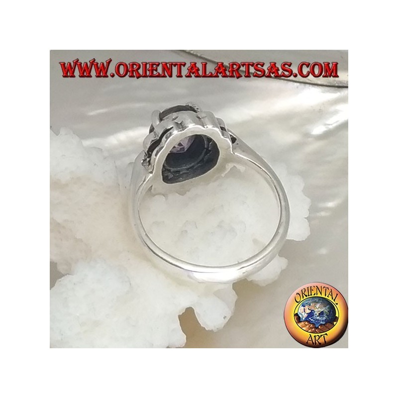 Anello in argento a margherita con ametista naturale ovale incastonata e marcassite a petali