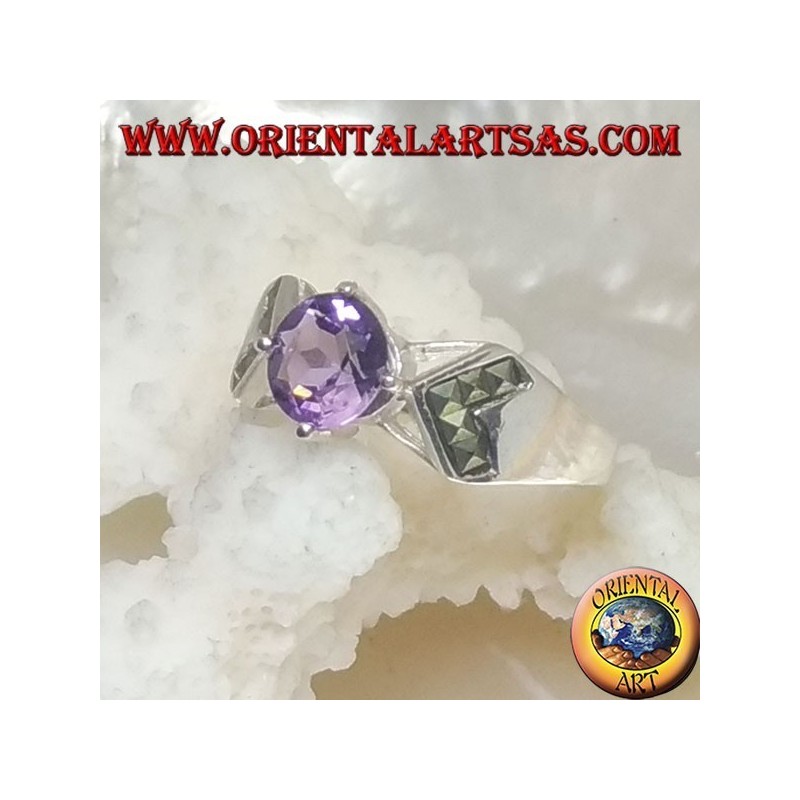 Anillo de plata con amatista redonda natural engastada y flecha hacia adentro en marcasita