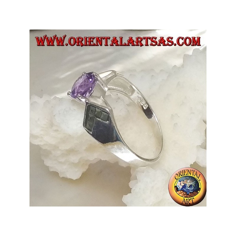 Anillo de plata con amatista redonda natural engastada y flecha hacia adentro en marcasita