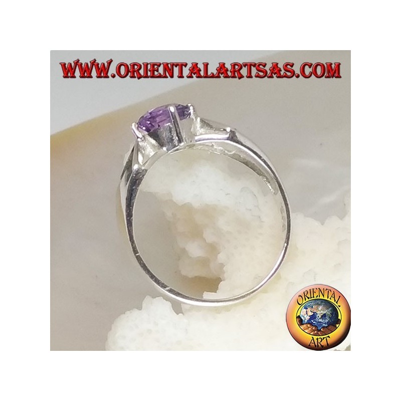 Anillo de plata con amatista redonda natural engastada y flecha hacia adentro en marcasita