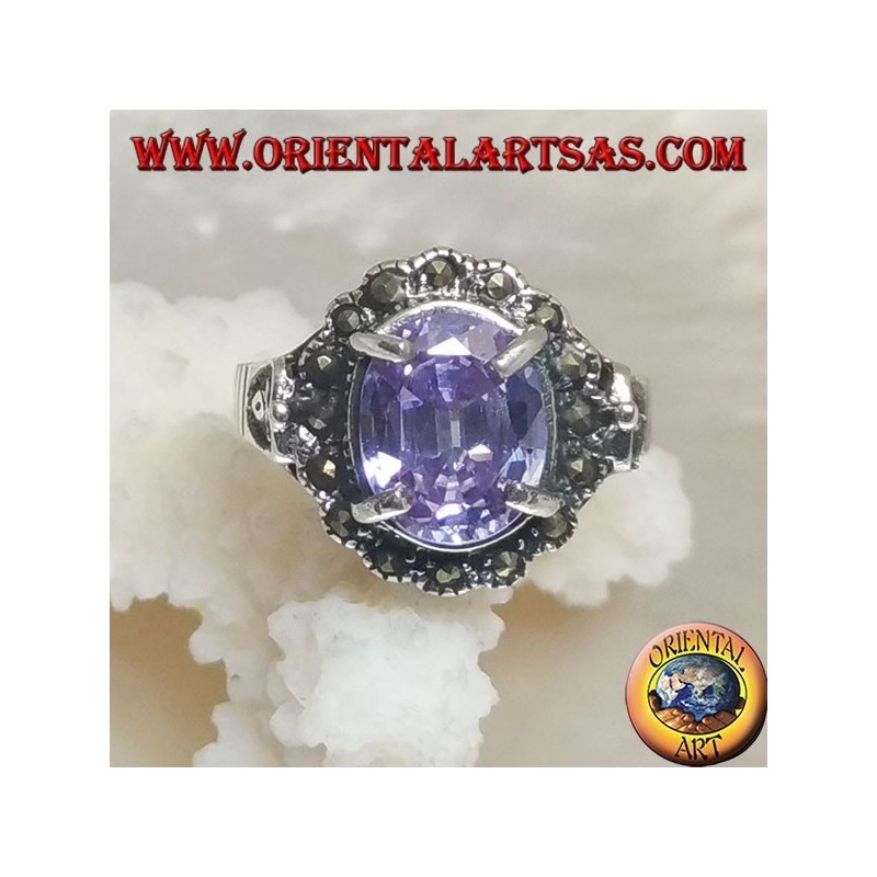 Anillo de plata con circón ovalado de color amatista engastado con marcasita y calado en los laterales.