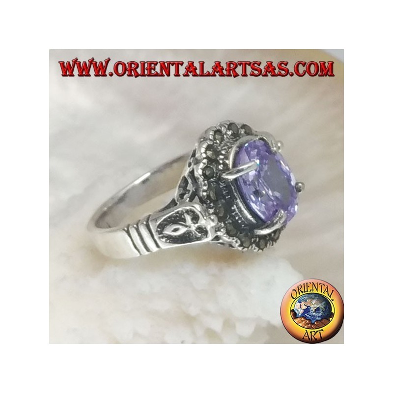 Anillo de plata con circón ovalado de color amatista engastado con marcasita y calado en los laterales.