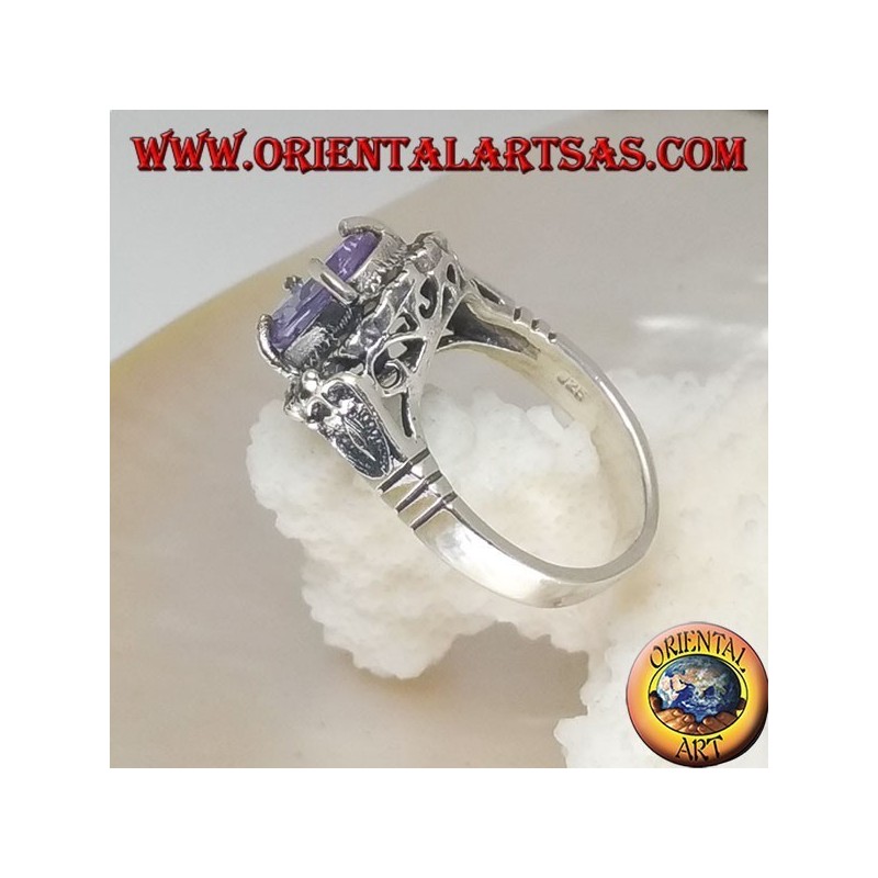 Anillo de plata con circón ovalado de color amatista engastado con marcasita y calado en los laterales.