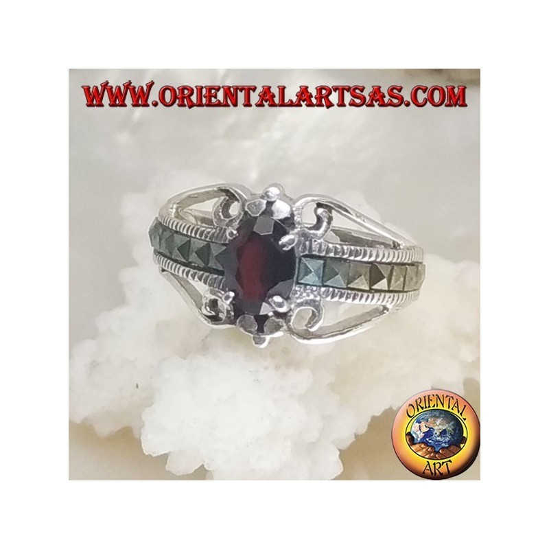 Anello in argento con granato naturale ovale incastonato e fila di marcassite quadrata sui lati