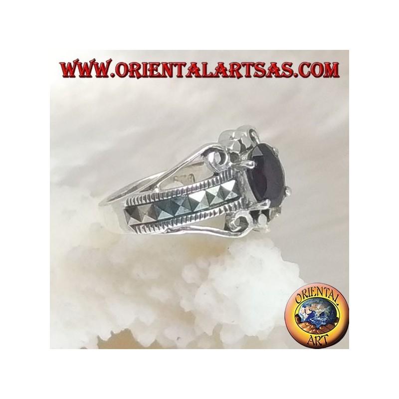 Anello in argento con granato naturale ovale incastonato e fila di marcassite quadrata sui lati