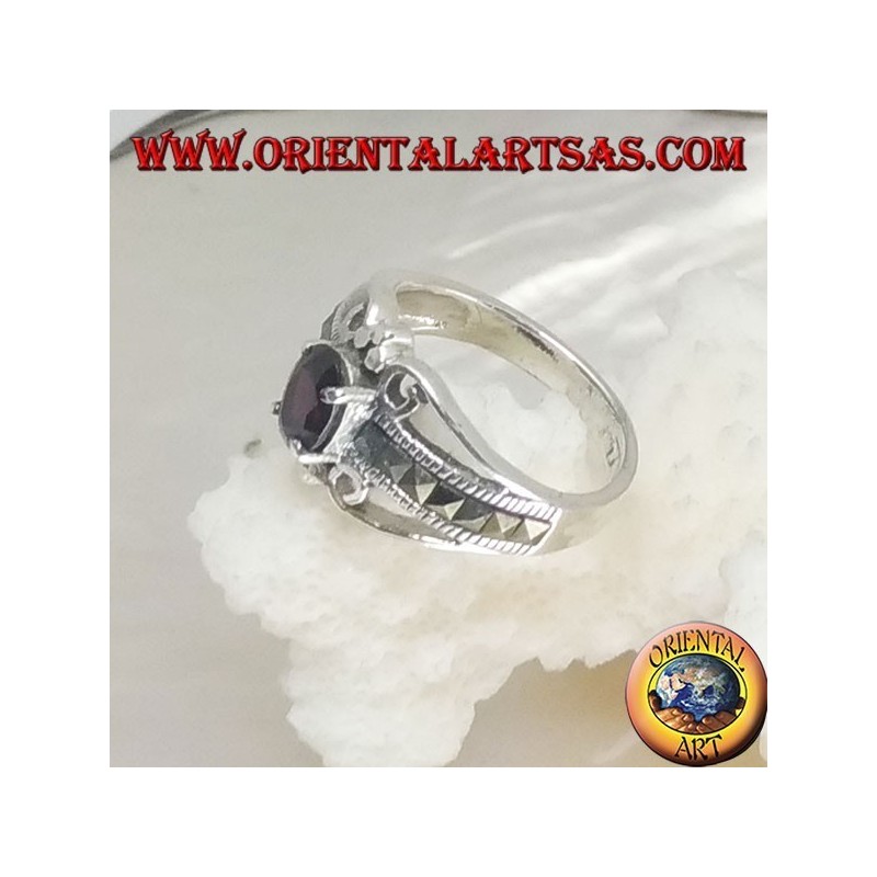 Anello in argento con granato naturale ovale incastonato e fila di marcassite quadrata sui lati