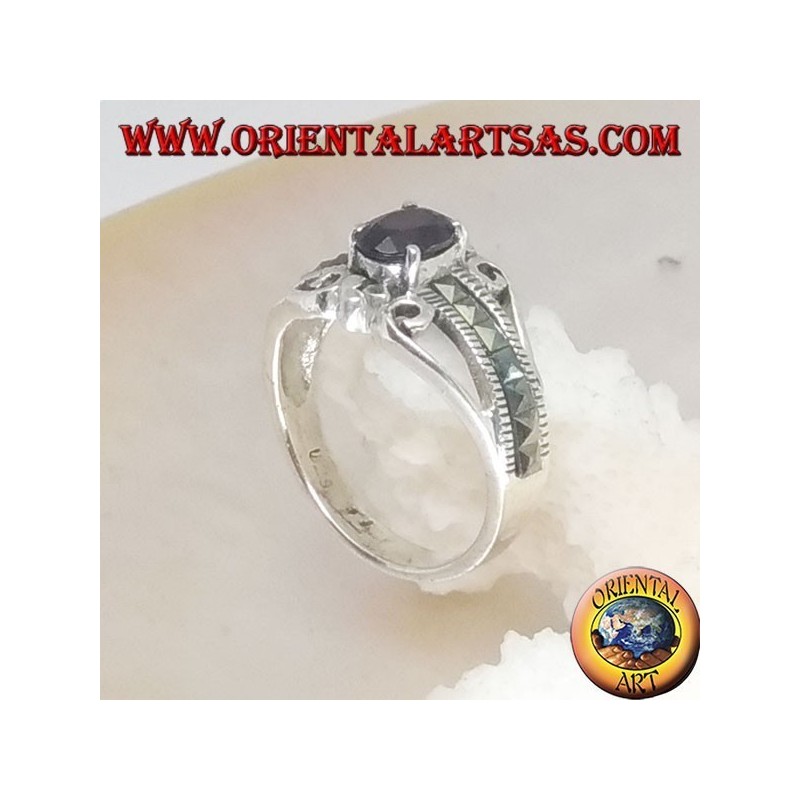 Anillo de plata con un conjunto de granate natural ovalado y una hilera de marcasita cuadrada a los lados