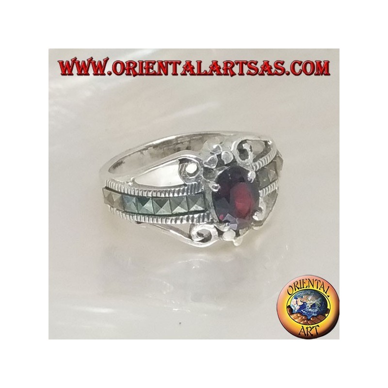 Bague en argent sertie d'un ensemble grenat naturel ovale et d'une rangée de marcassite carrée sur les côtés