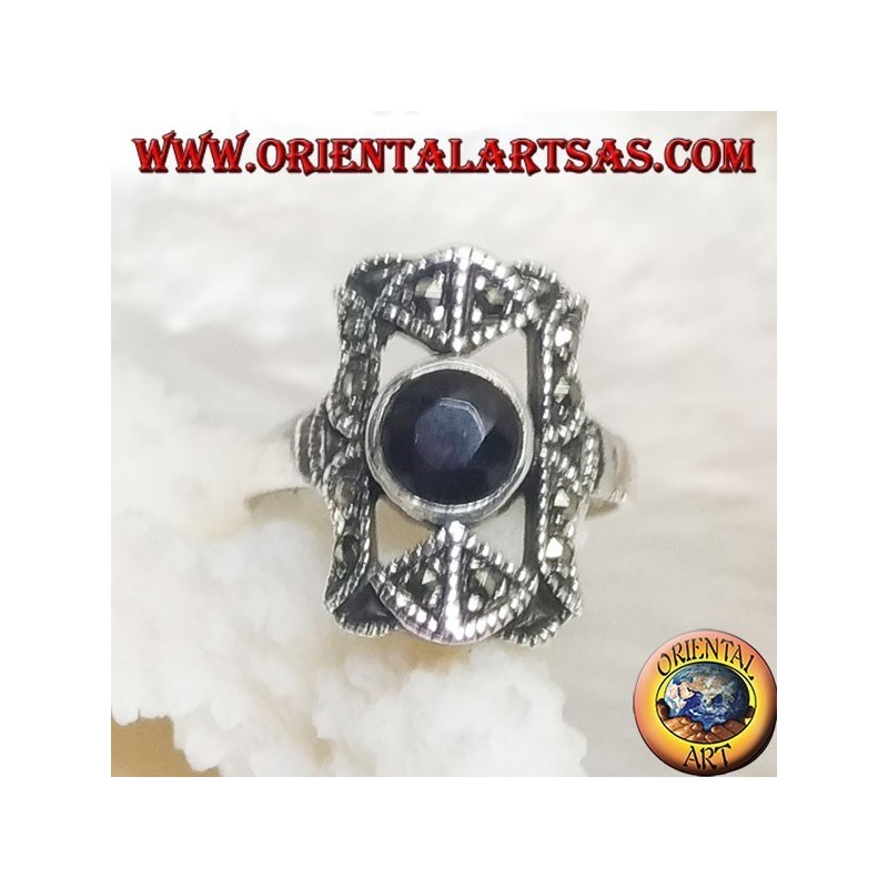 Anillo de plata con granate natural redondo en un rectángulo perforado con marcasitas