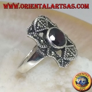 Bague en argent avec grenat naturel rond dans un rectangle perforé avec marcassites