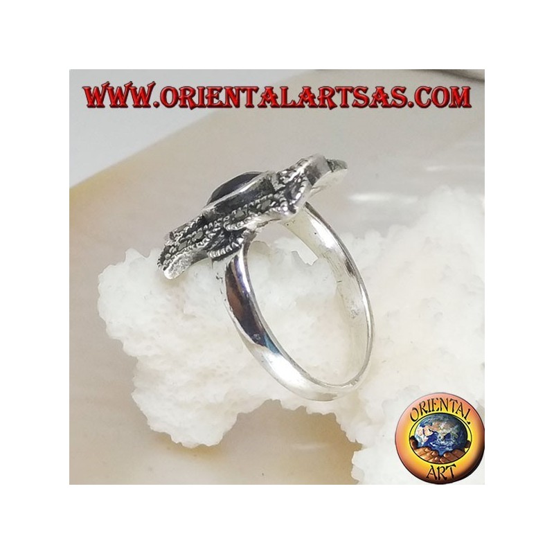 Anello in argento con granato naturale tondo in un rettangolo traforato con marcassiti