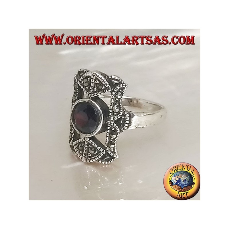 Bague en argent avec grenat naturel rond dans un rectangle perforé avec marcassites