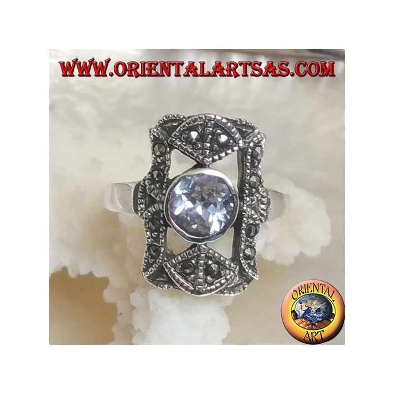Bague en argent avec zircon céleste rond dans un rectangle perforé avec marcassites