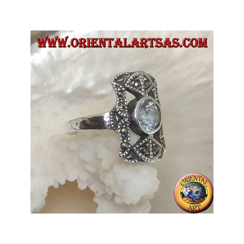 Bague en argent avec zircon céleste rond dans un rectangle perforé avec marcassites