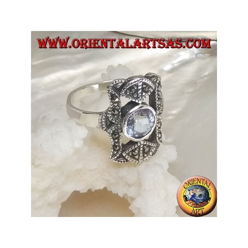 Bague en argent avec zircon céleste rond dans un rectangle perforé avec marcassites